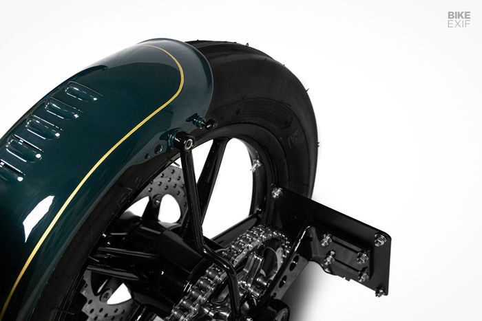 Kedua rodanya menggunakan pelek 19 inci