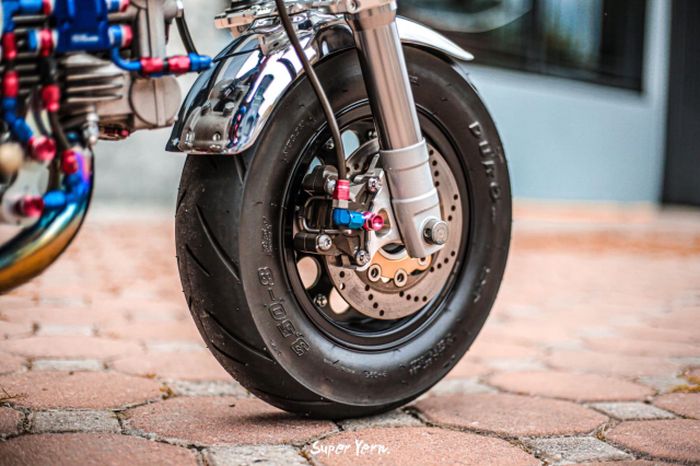 Kaki depan mendapat upgrade total seperti garpu, pelek, hingga pengereman