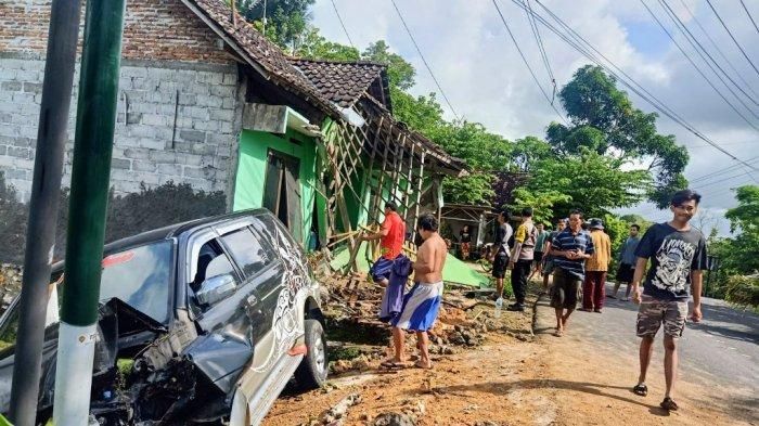 Kondisi teras rumah warga roboh usai ditebas Isuzu Panther di Tepus, Gunung Kidul, Yogyakarta