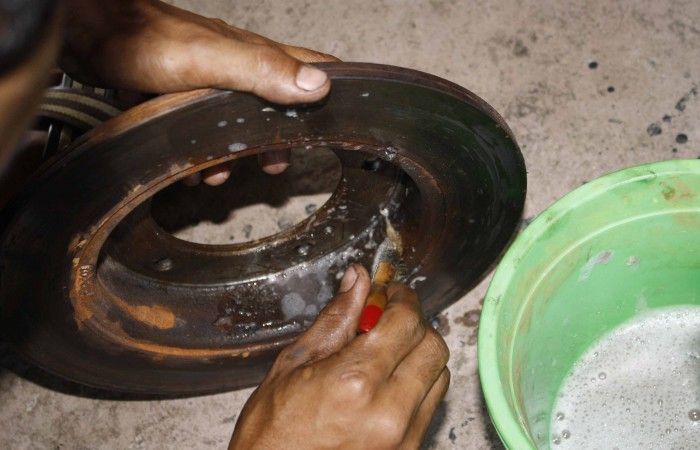 Bersihkan piringan rem yang terselip