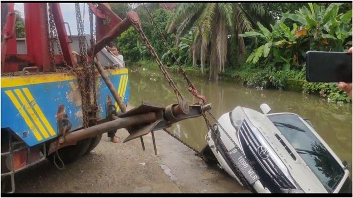 Proses evakuasi Toyota Fortuner terjun ke sungai Sahang kota Palembang, Sumatera Selatan