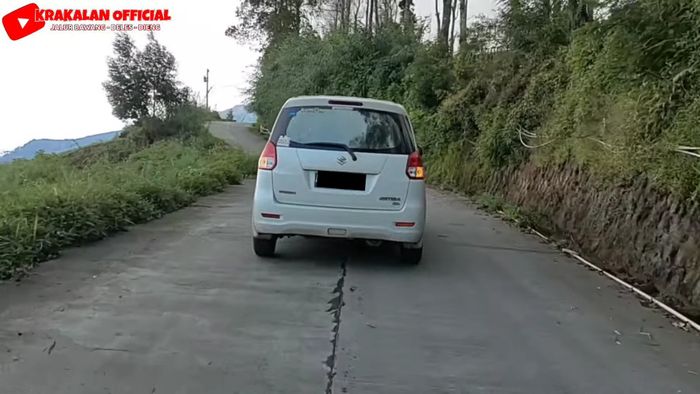 Para relawan membawa penumpang Suzuki Ertiga dan mengawalnya hingga titik aman.