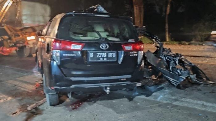 Tampak belakang Toyota Kijang Innova isi Kades Sumber Harapan terbelah digilas bus Chandra di Asahan, Sumatera Utara