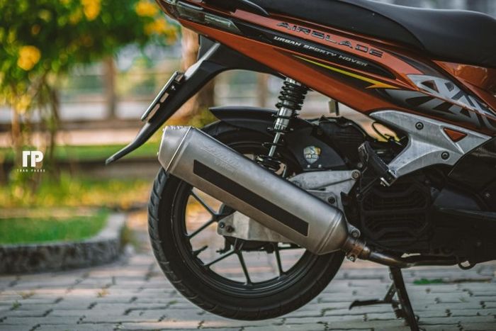 Suspensi belakang pakai shock RCB dan mesin pakai exhaust system LeoVince 4Road