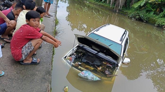 Toyota Fortuner terjun bebas ke sungai Sahang kota Palembang, Sumatera Selatan