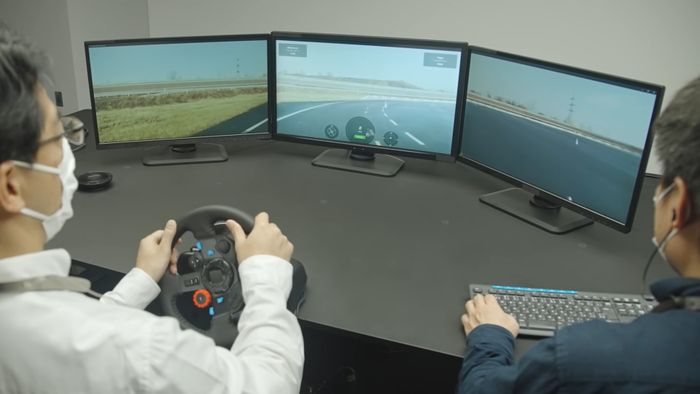 Pengetesan remote Sony VISION-S oleh insinyur di Tokyo, Jepang.