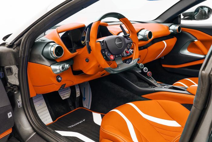 Kabin Ferrari 812 GTS warna oranye hasil garapan Mansory, Jerman