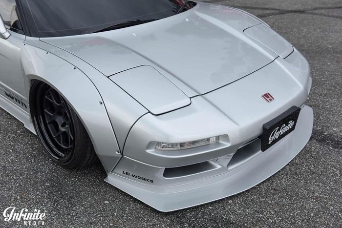 Tampilan depan modifikasi Honda NSX lawas dengan wide body Liberty Walk