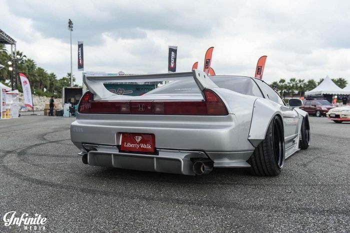 Tampilan belakang modifikasi Honda NSX lawas dengan wide body Liberty Walk