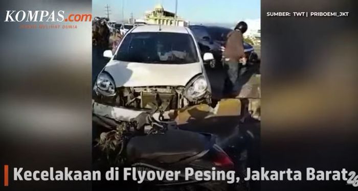 Kondisi Nissan March usai menabrak tiga motor saat melintas di Flyover Pesing, Jakarta Barat, Jumat (7/1/2022)