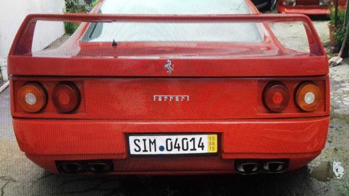 Tampilan belakang Ferrari Testarossa tipu-tipu, aslinya versi konversi Nissan 300ZX