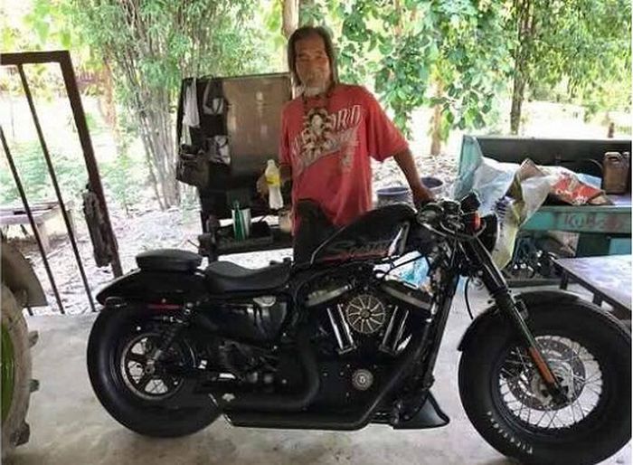 Seorang kakek berpakaian lusuh membeli Harley-Davidson dengan uang tunai