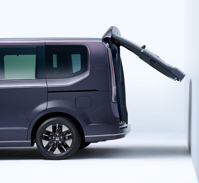 Salah satu fitur Honda Step WGN terbaru adalah pintu bagasi elektris yang bisa distop sebelum membentur dinding.