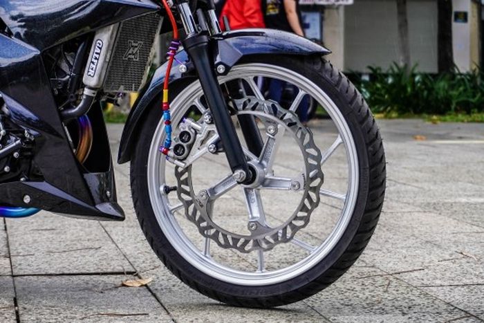 Kaki depannya dapat upgrade pengereman yang istimewa