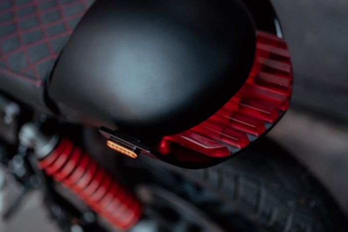 Bagian belakang ada buntut dan jok kustom dengan stoplamp super keren