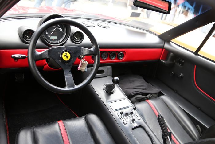 Tampak kabin Ferrari 365 GT NART Spyder.