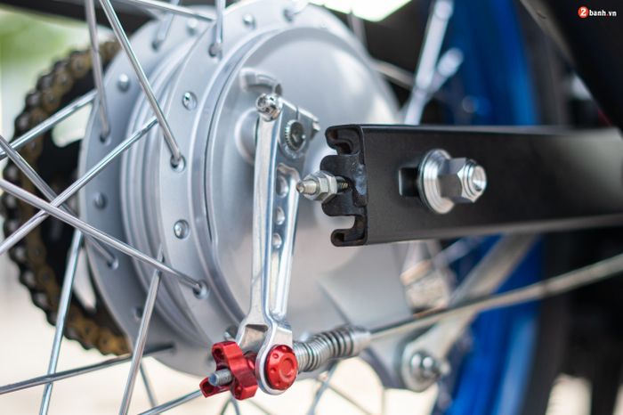 Rem belakang masih mengandalkan bawaannya yang model tromol