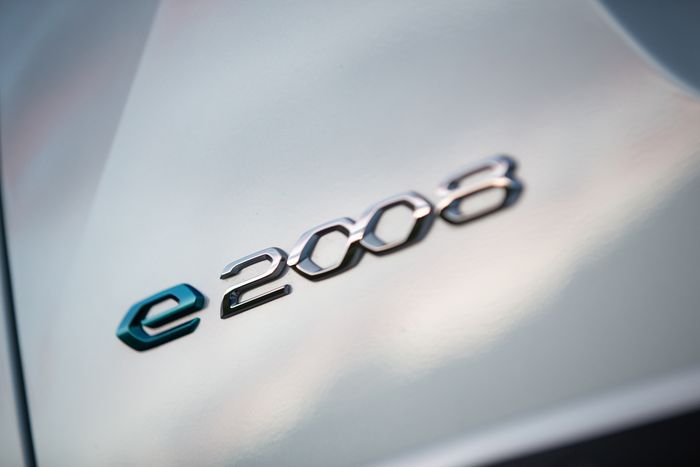 Badge Peugeot e-2008.