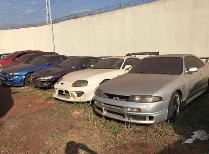 Gak cuma Nissan Skyline GT-R R34 V-Spec II, ada juga Toyota Supra yang terbengkalai di tempat serupa.