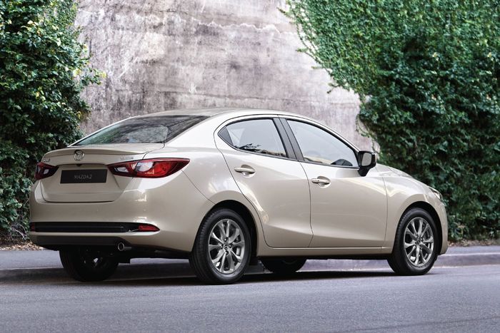 Mazda2 Sedan dan Hatchback dapat warna baru Platinum Quartz Beige.
