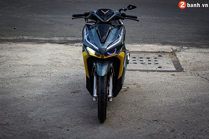 Headlamp dibuat belang yang terlihat keren