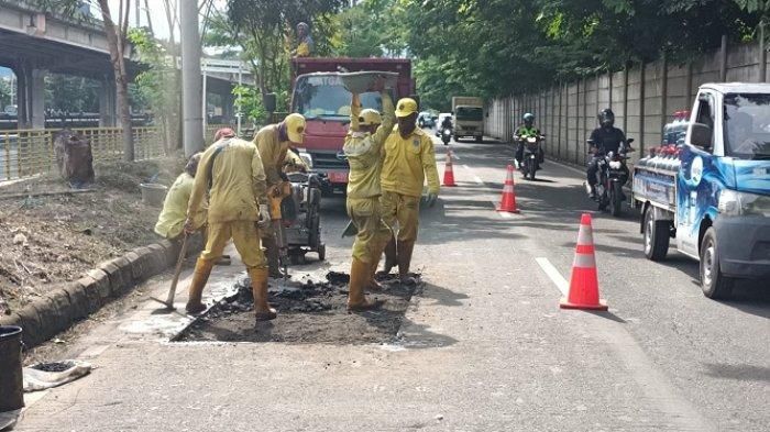 Proses perbaikan aspal Jalan Inspeksi Kali Ancol, Pademangan, Jakarta Utara calon sirkuit street race Polda Metro Jaya