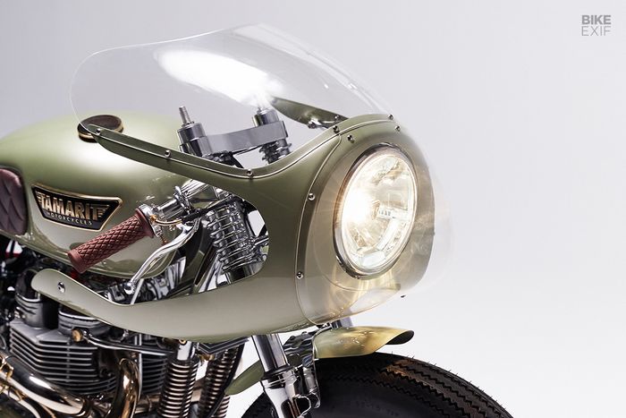 Di bagian depan ada fairing bergaya klasik