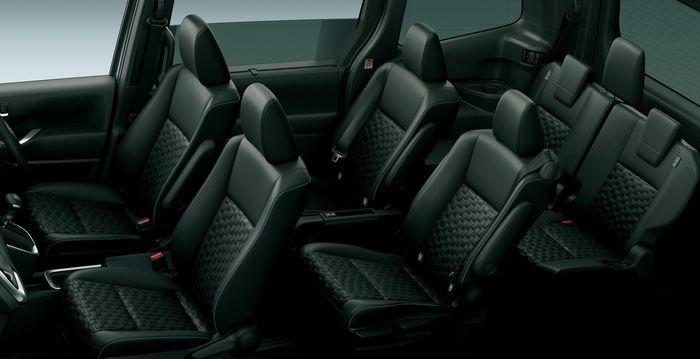 Interior Toyota Voxy 7-seater