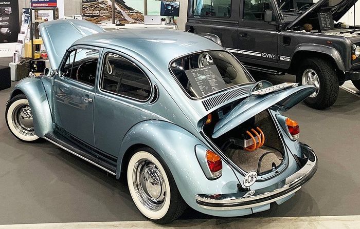 Tuh lihat saja, mesin VW Beetle yang tadinya ada di belakang sudah dicopot dan diganti jadi motor elektrik.