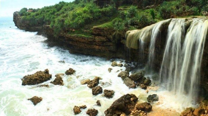 Indahnya pemandangan air terjun yang langsung mengarah ke pantai.