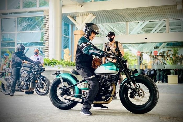 Presiden Joko Widodo tunggangi Kawasaki W175 aliran Bobber untuk jajal Bypass BIL-Mandalika