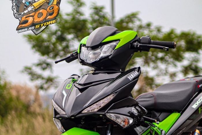 Disematkan juga tuas kopling TMW dan steering damper Ohlins