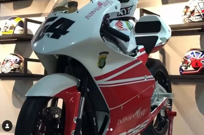 Motor balap pembalap Indonesia Mario Aji, dikasih Kapolda Metro Jaya.