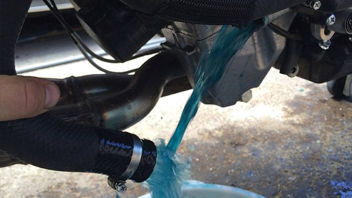 Ilustrasi kuras air radiator coolant