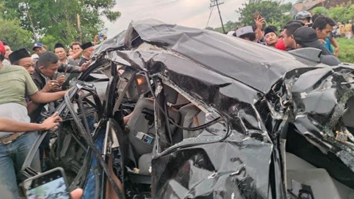 Warga mengevakuasi korban di dalam kabin Toyota Kijang Innova yang hancur diseret KA Logawa di Probolinggo