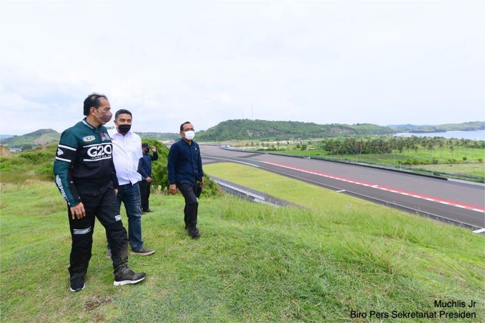 Presiden Republik Indonesia Joko Widodo (kiri) tinjau persiapan sirkuit Mandalika jelang MotoGP Indonesia 2022.