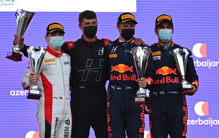 Juri Vips (kedua dari kanan) dan Jehan Daruvala (paling kanan) meraih podium di F2 Azerbaijan 2021