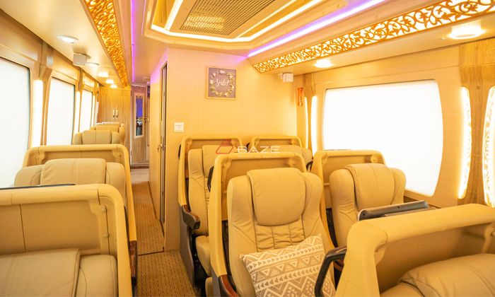 Kabin bus ini dilengkapi reclining seat yang nyaman