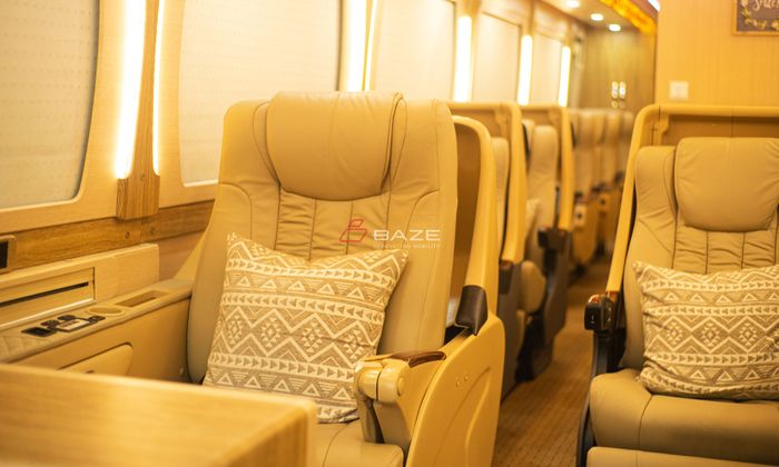Reclining seat yang tersedia di bus ini dilengkapi personal entertainment