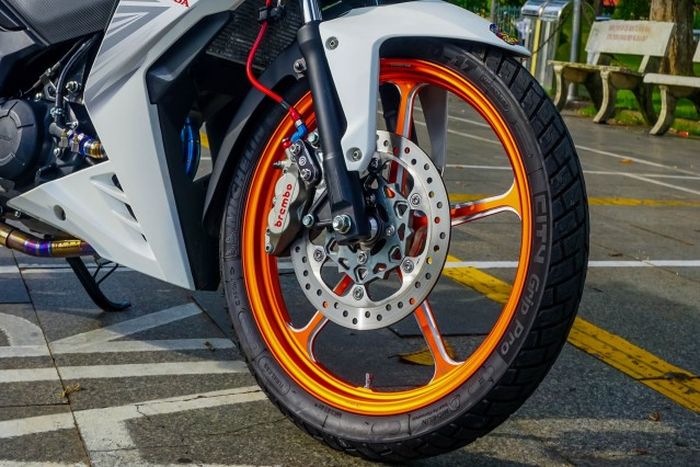 Kaki-kakinya diberi pelek RCB dan pengereman berkaliper Brembo
