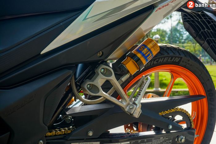 Suspensi belakang pakai Shock Ohlins