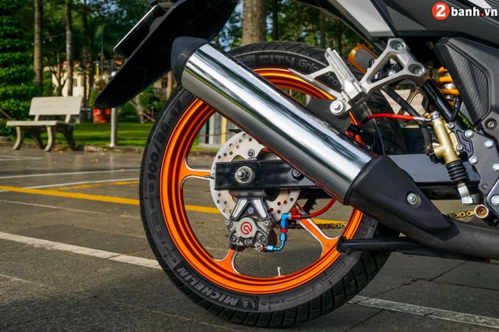 Rem belakang turut diupgrade dan untuk mesinnya dipasang silencer Honda Sonic 150R