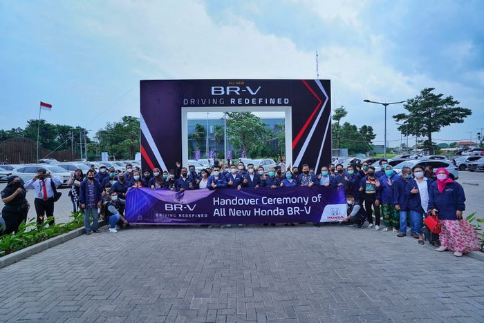 Prosesi penyerahan secara simbolik dilakukan Honda Surabaya Center kepada 50 konsumen All New BR-V di Ciputra World Surabaya.