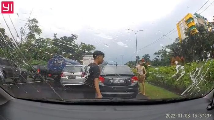 Para pmuda yang mengelap kaca mobil dan memaksa pengendara untuk memberikan uang di tol Jagorawi.