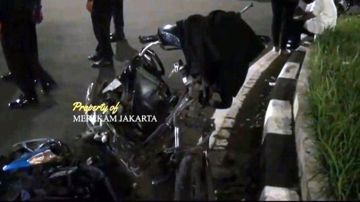Seorang pengendara motor tewas setelah terlibat kecelakaan adu banteng dengan Mercedez-Benz di Jalan Metro Pondok Indah, Kebayoran Lama, Jakarta Selatan, Minggu (16/1/2022) dini hari. 