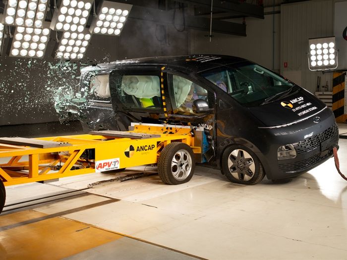 Pengujian tabrak samping Hyundai Staria.