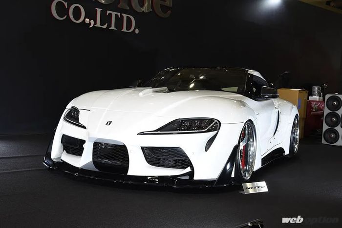 Tampilan depan modifikasi Toyota Supra A90 hasil garapan Veilside, Jepang