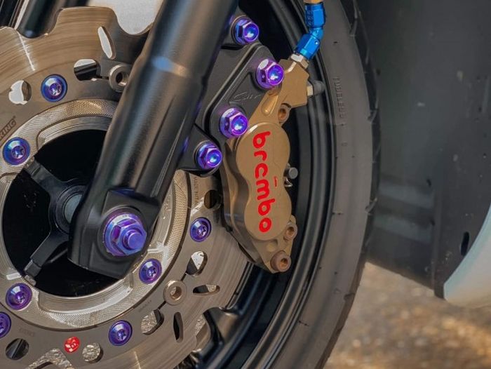 Rem depan dimaksimalkan dengan kaliper Brembo empat piston dan cakram aftermarket