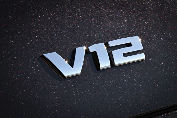 Emblem V12 pada BMW M760i xDrive The Final V12.
