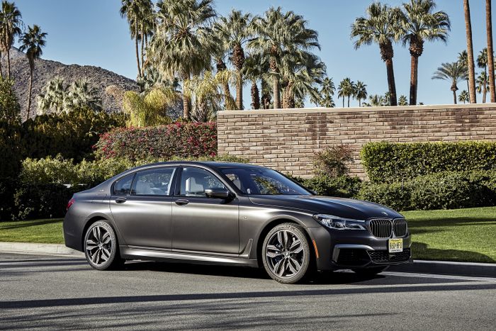 Ilustrasi BMW M760i sebelum facelift.